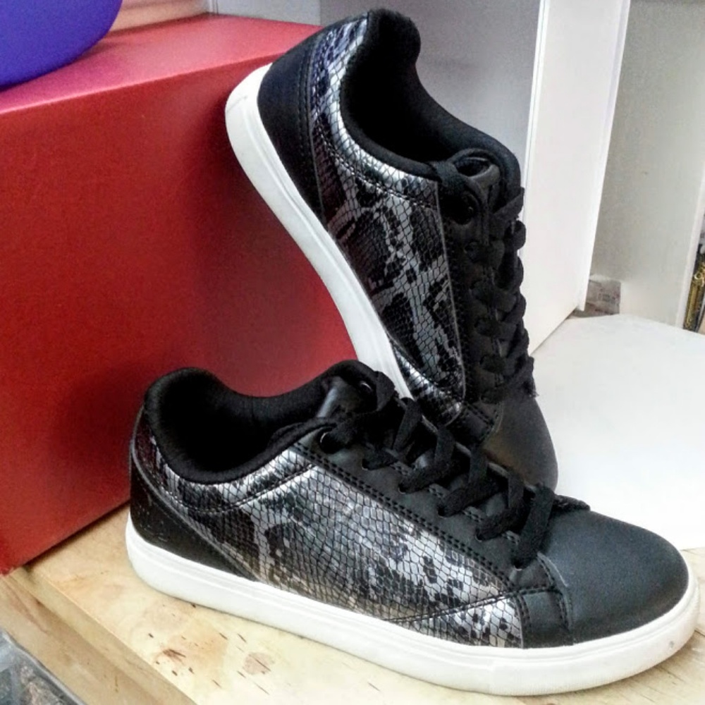FILA Amalfi black silver snake mesh athletic shoes sz 7.5